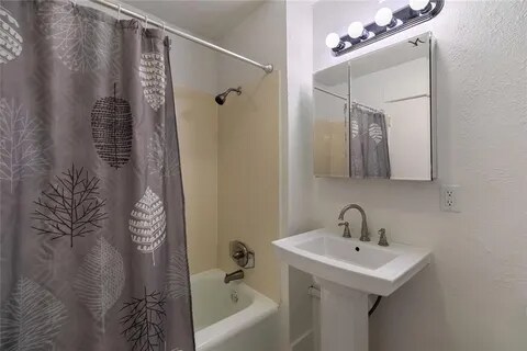 Building Photo - 239 St George Ave