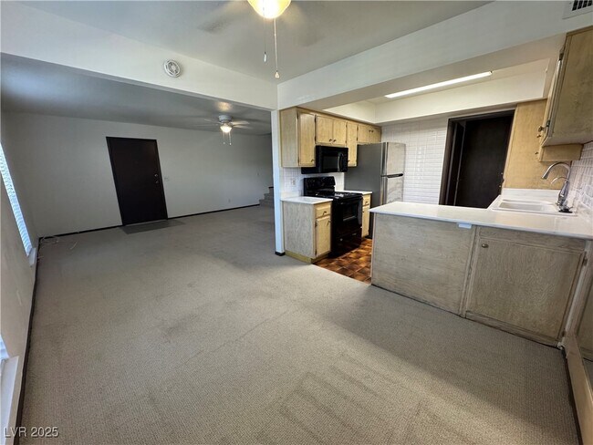 Building Photo - 3109 Pinehurst Dr
