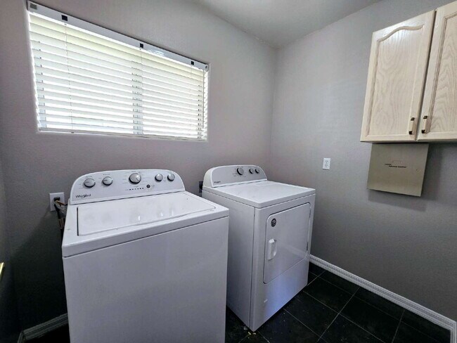 Building Photo - "Spacious 3-Bed Oasis with 2.5 Baths on Funston Way, Las Vegas - 2,264 Sq. Ft. of Comfort!"