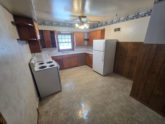 Building Photo - **FIRST MONTH FREE** 2 bedroom house in Lohrville now available! $725