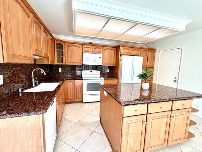 Building Photo - Great location in Lake Forest!