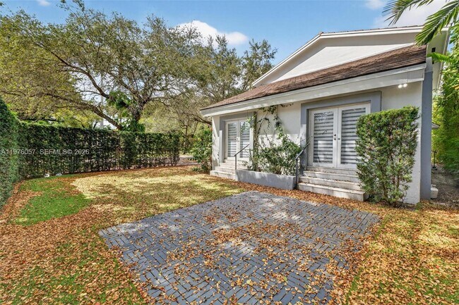 Building Photo - 3231 Salzedo St