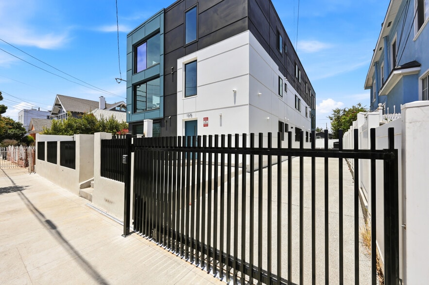 Building Photo - 1575 W 35th Pl