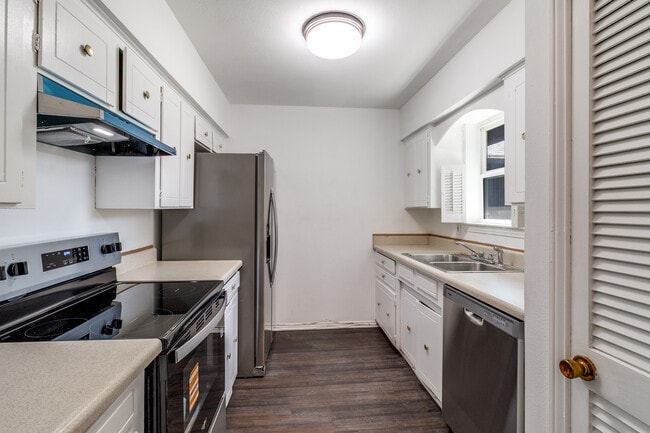 Building Photo - 15825 El Estado Dr