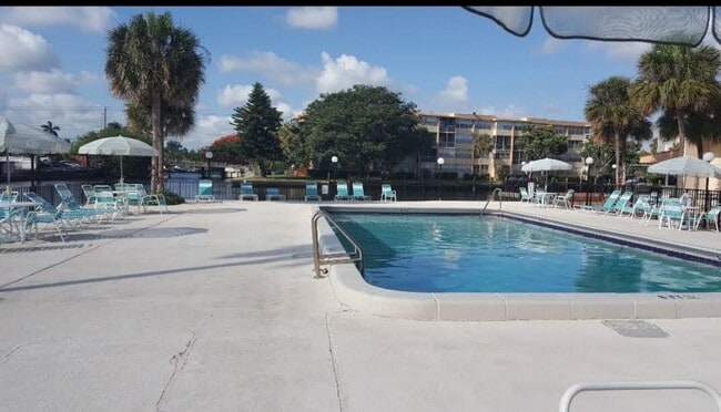 Building Photo - 2731 Taft St