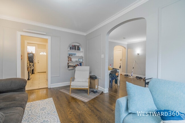 Building Photo - 6510 N Hamilton Ave