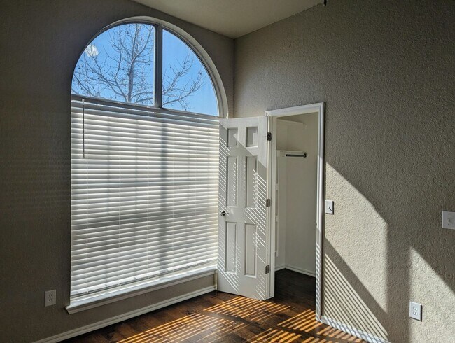 Building Photo - Beautiful 3 Bedroom Home with Study, Fireplace & Fenced Backyard!