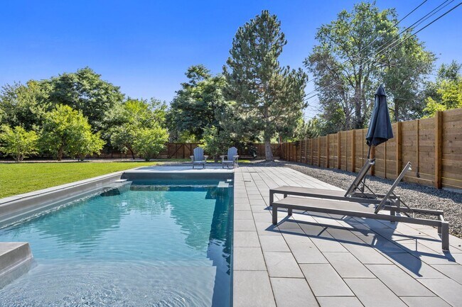 Building Photo - 5 bed 3.5 Bath Home in North Boulder W/Large Backyard, Swimming Pool & Jacuzzi!  Pool Upkeep Incl...