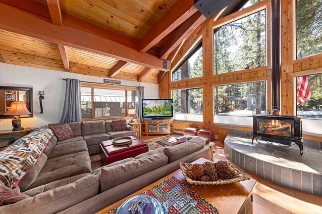 Great Room - 15948 Northwoods Blvd