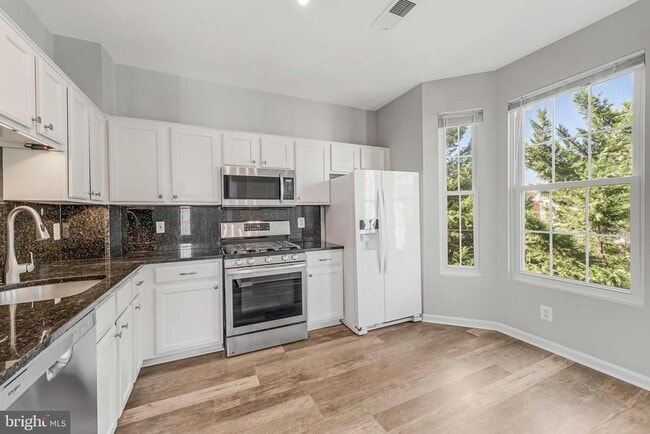 Building Photo - 20451 Chesapeake Square