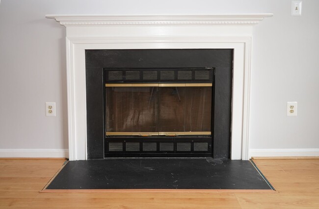Building Photo - 4 Bedroom 3.5 Bath Townhome in Woodbridge, VA
