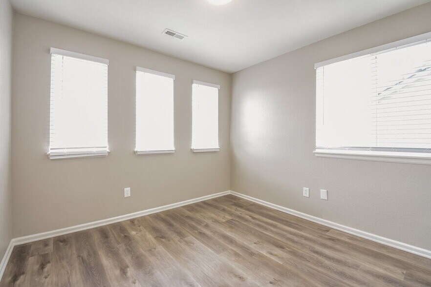 Building Photo - 2487 E 127th Ct