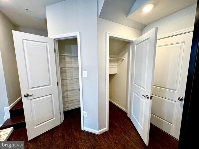 Building Photo - 5822 Oakdale Vlg Rd