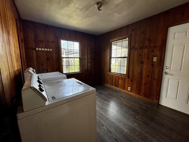 Building Photo - 719 Small St