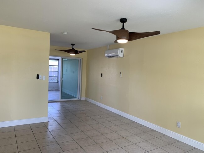 Building Photo - 1120 Vineyard St