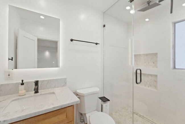 Building Photo - Renovated Coastal Townhome in Prime Santa Monica