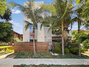 Building Photo - Beautiful & Spacious 3BD/4BA Home in Banke...
