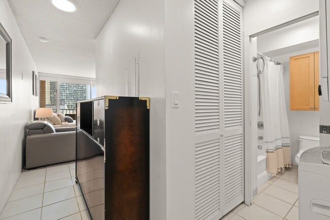 Building Photo - Waikiki Fully furnished studio/1 ba / 1 prk Washer/Dryer in unit