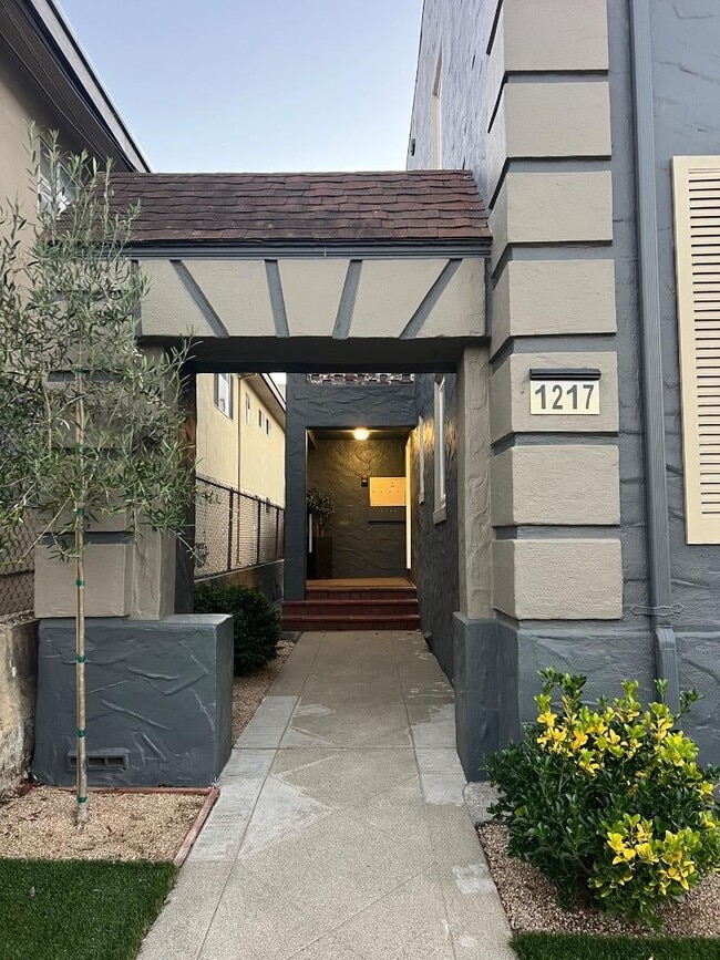 Building Photo - 1217 Capuchino Ave