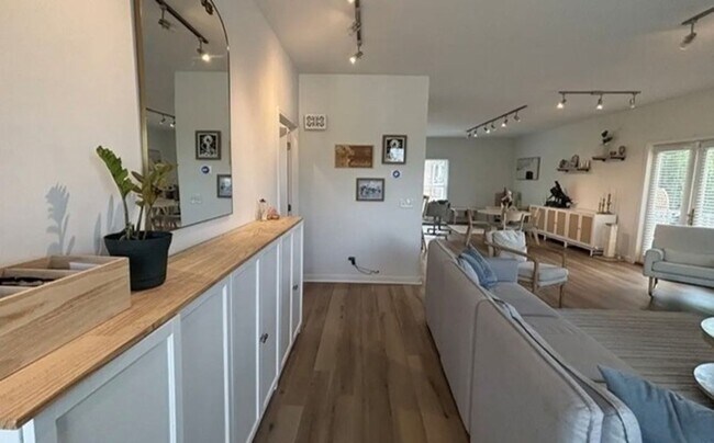 Building Photo - Beautiful 3 bedroom townhome in Harbor Park!