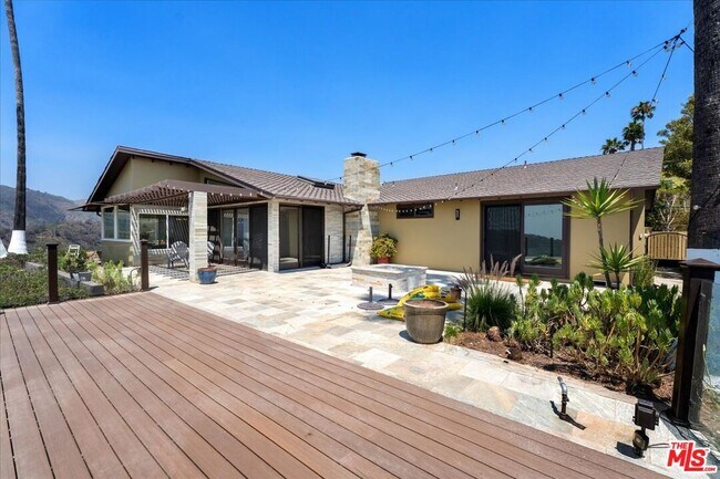 Building Photo - 2255 Westridge Rd