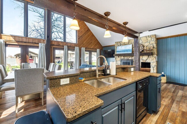 Building Photo - Fully Furnished 3 Bedroom Lakefront Home on Indian Lake