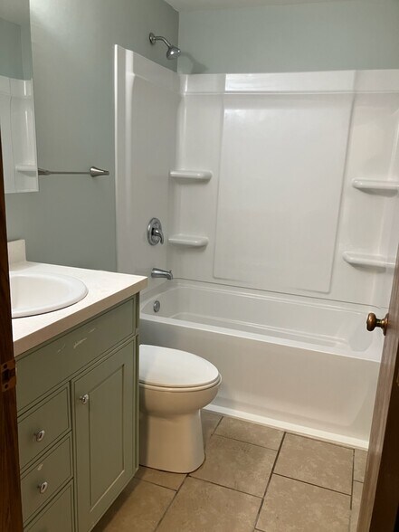 Building Photo - 370 Villabrook Dr