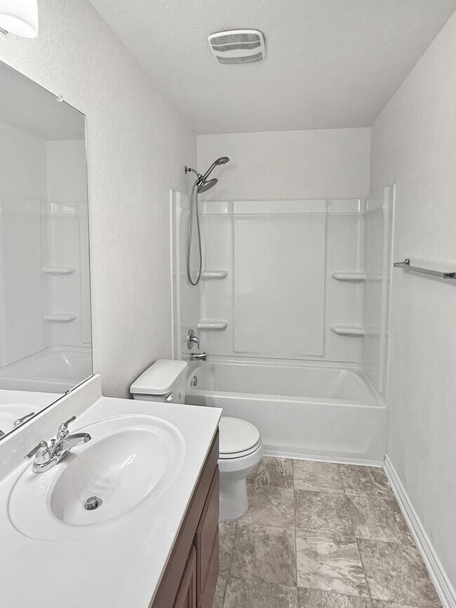 Building Photo - New Braunfels gem