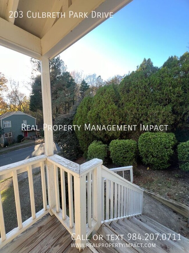 Building Photo - 3 Bedroom 1.5 Bath Hill Top Retreat minute...