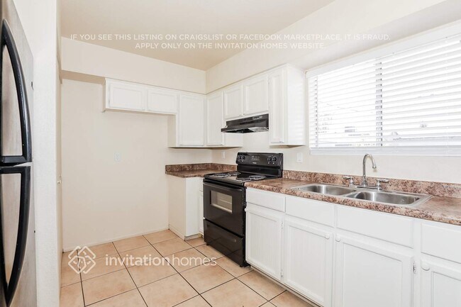 Building Photo - 1904 S Apache Dr