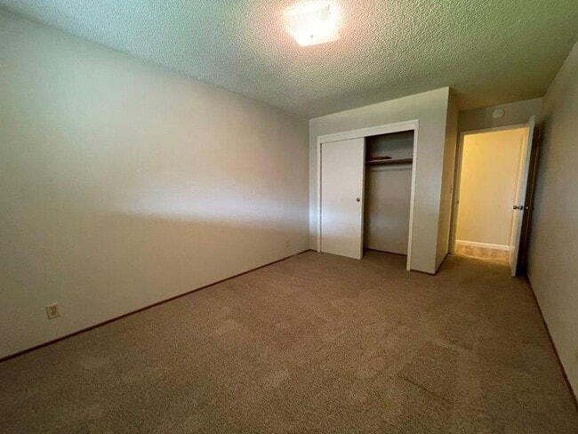 Building Photo - Desired Greenhaven 4 Bedroom