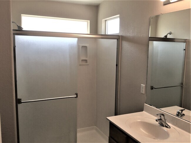 Building Photo - 500 Playful Meadows Dr NE