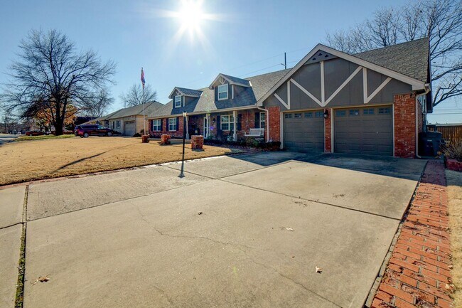 Building Photo - Available mid-August! Amazing mid-town gem...