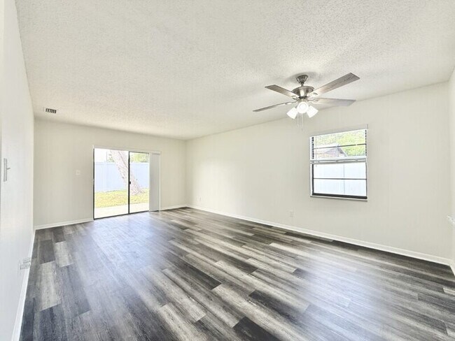 Building Photo - 5212 Peach Ave