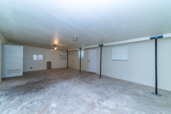 Building Photo - Charming 3-Bedroom
