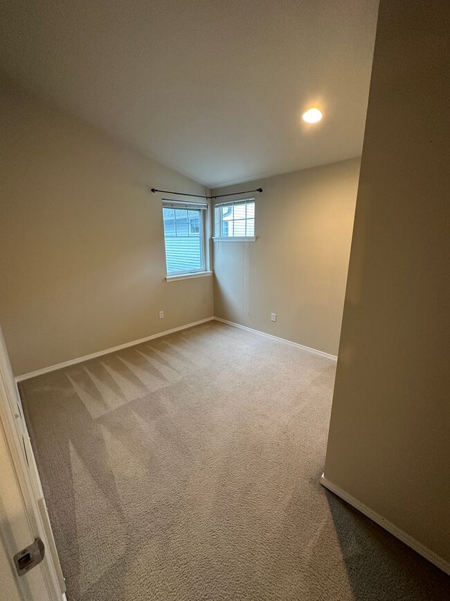 Building Photo - 3 bed 2 bath Townhome Green Lake Neighborh...