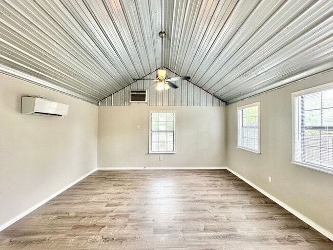 Building Photo - Available Now! Charming & Updated 3-Bedroo...