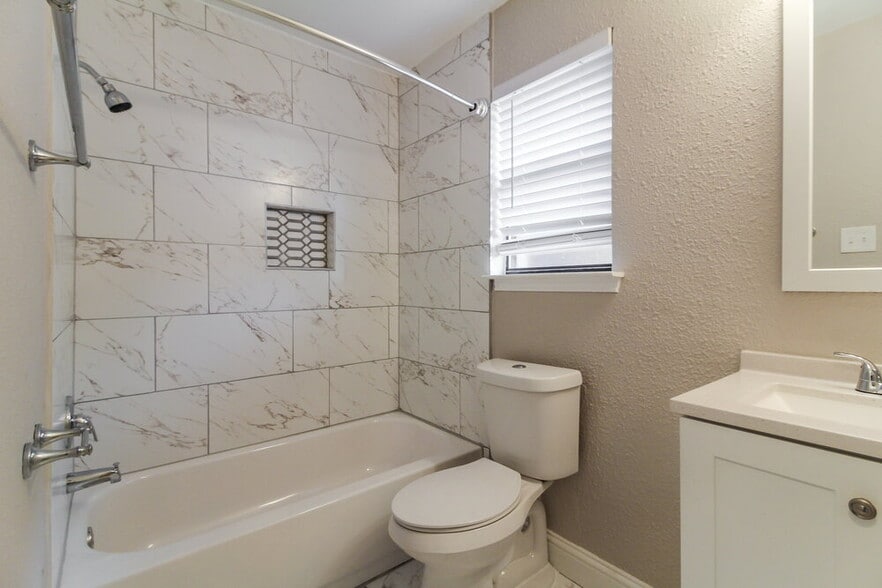 Building Photo - 912 Blewitt Dr