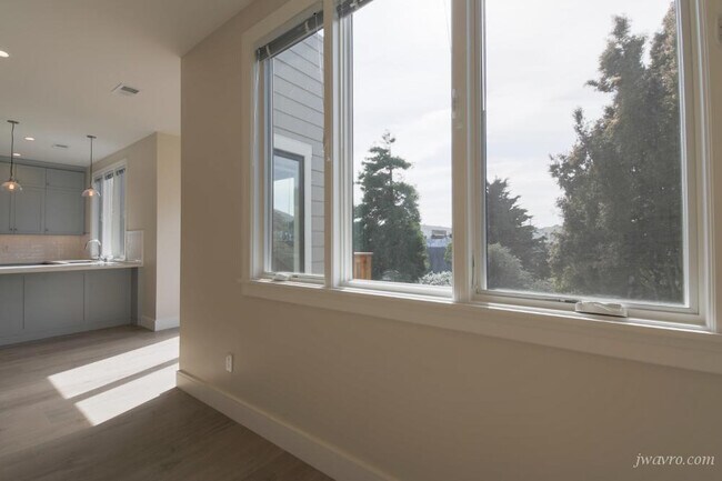 Building Photo - 127 Ashbury St