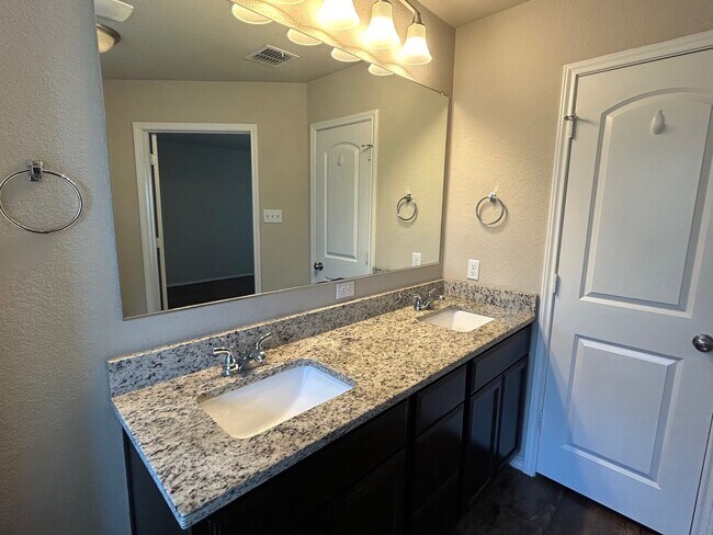 Building Photo - Newer Built 3 Bedroom Home