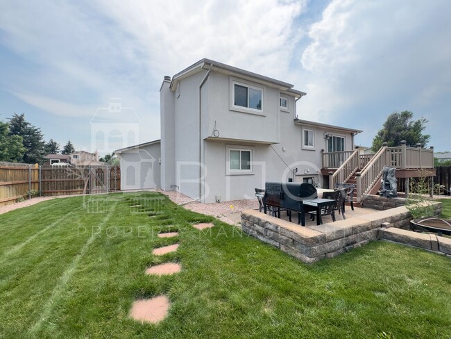 Building Photo - Conveniently Located Tri-Level