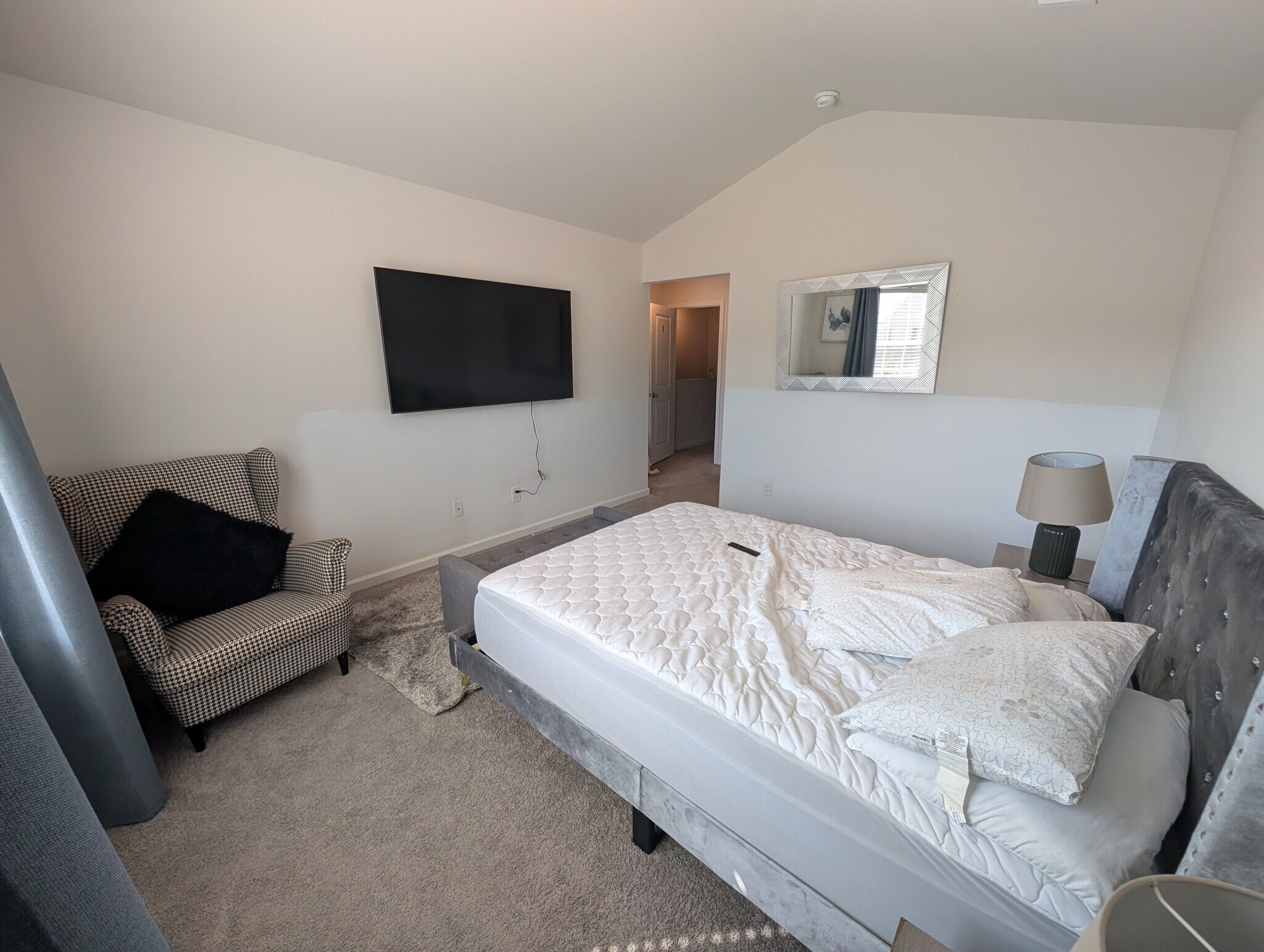 Building Photo - Room in Apartment on North Mills Rd