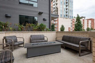 Building Photo - Sleek 1 Bedroom Condo walkable to all things in The Gulch