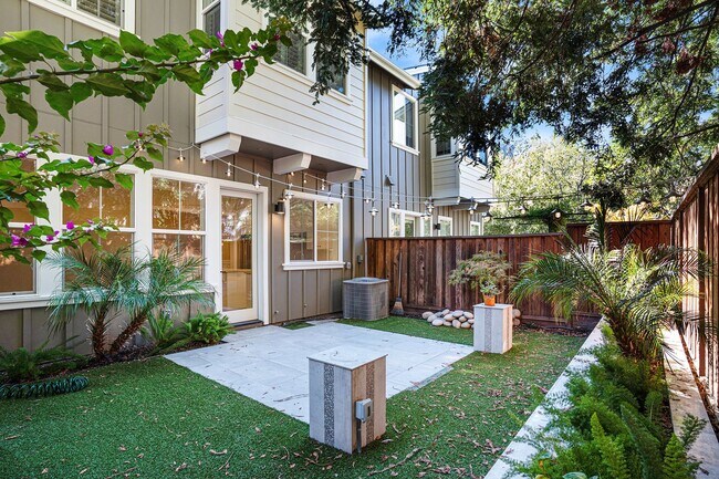 Building Photo - Beautiful Custom Townhouse In Desirable Wa...