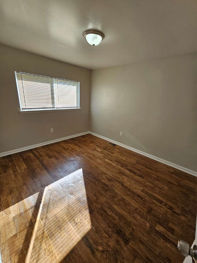 Building Photo - 3 Bedroom Ranch with Hardwood Floors, Eat-In Kitchen, Full Basement & All Appliances!