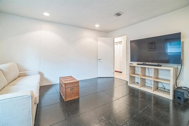 Building Photo - 64 Comal St