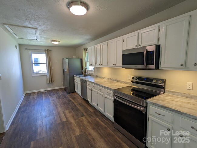 Building Photo - 25.5 Woodrow Ave