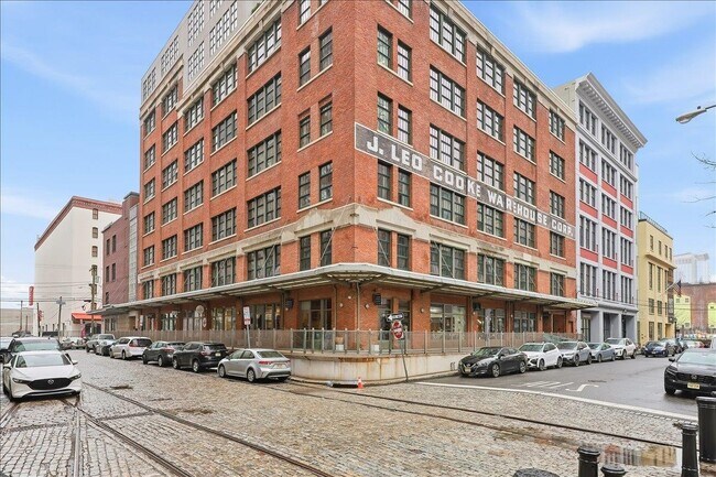 Building Photo - 140 Bay St
