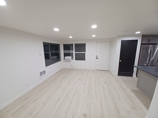 Building Photo - Remodeled! One level, 2 bdrm 1 bath end un...