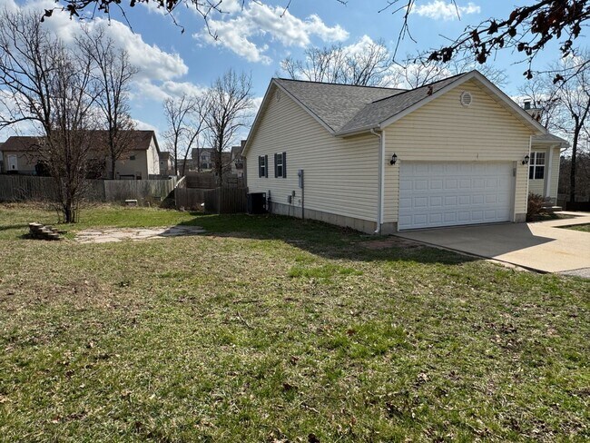 Building Photo - Beautiful spacious home in Waynesville